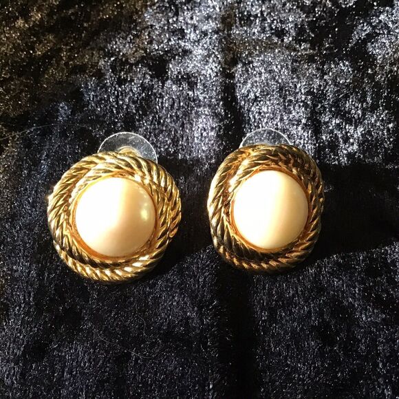 Mabe Style Faux Pearl Button Huggie Earrings Gold Tone Pierced Vintage MCM - Picture 1 of 2